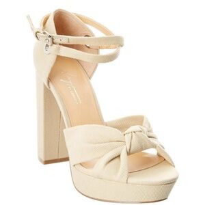 DAYA BY ZENDAYA Cream Block Heel Sandals w Bow Detail - W7